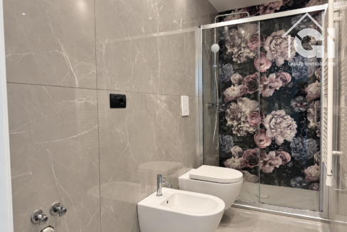 Bagno in marmo, elegante e luminoso