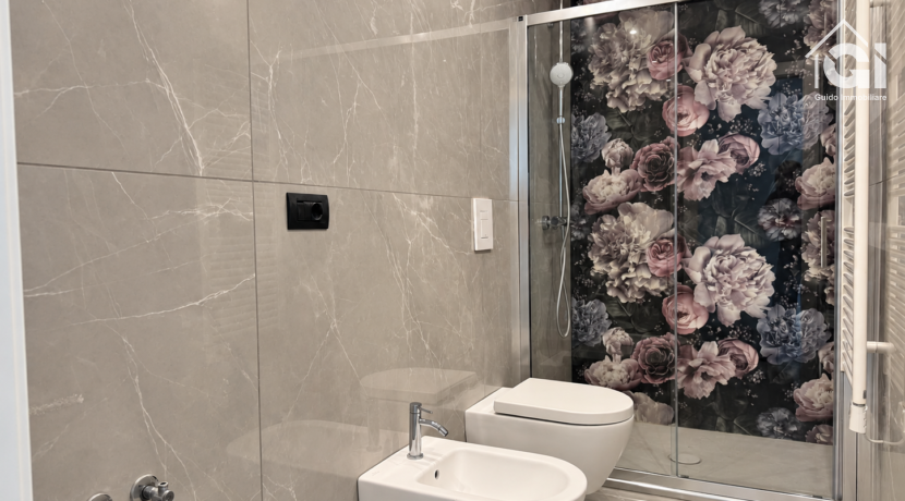 Bagno in marmo, elegante e luminoso