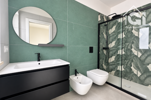 Bagno moderno con piastrelle verdi