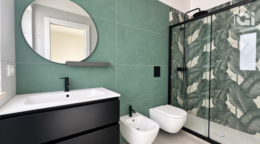 Bagno moderno con piastrelle verdi