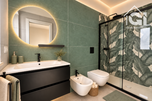 Bagno verde spa con accessori eleganti