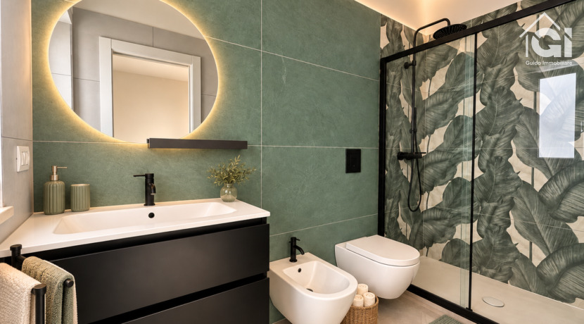 Bagno verde spa con accessori eleganti