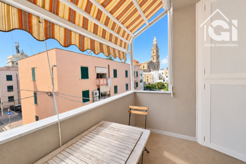 Balcone azzurro con vista urbana-7