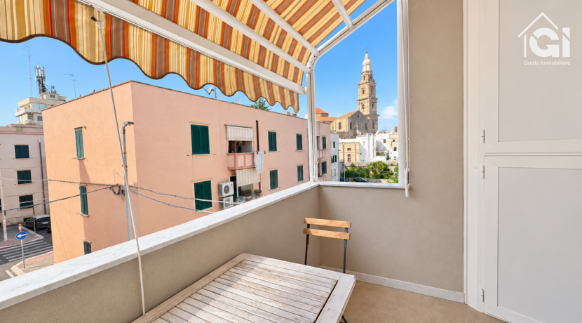 Balcone azzurro con vista urbana-7