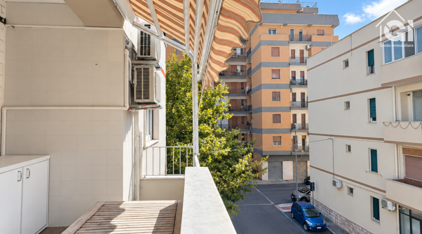 Balcone luminoso con vista urbana-1