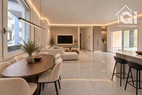 Interno contemporaneo con tavolo, divano e isola
