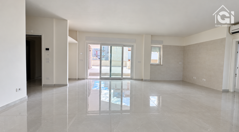 Interno pulito, senza cavi né materiali (1)