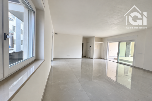 Interno vuoto con pavimento in marmo