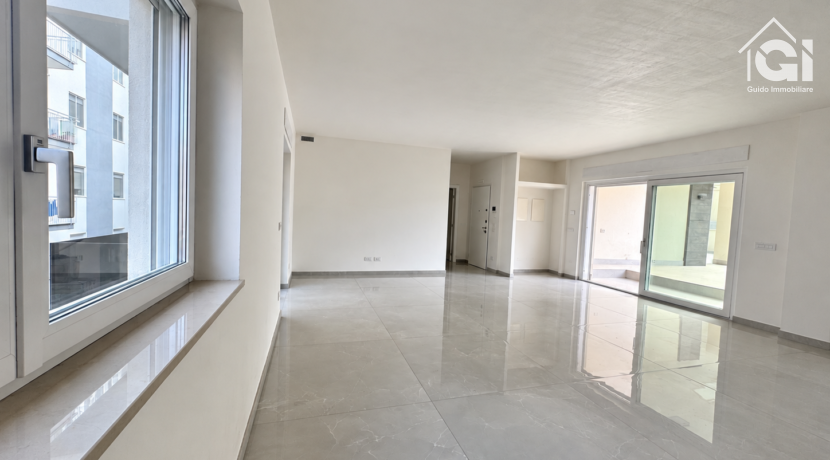 Interno vuoto con pavimento in marmo