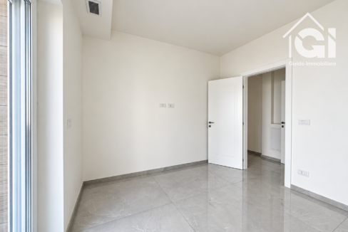 Interno vuoto, luce naturale e marmo