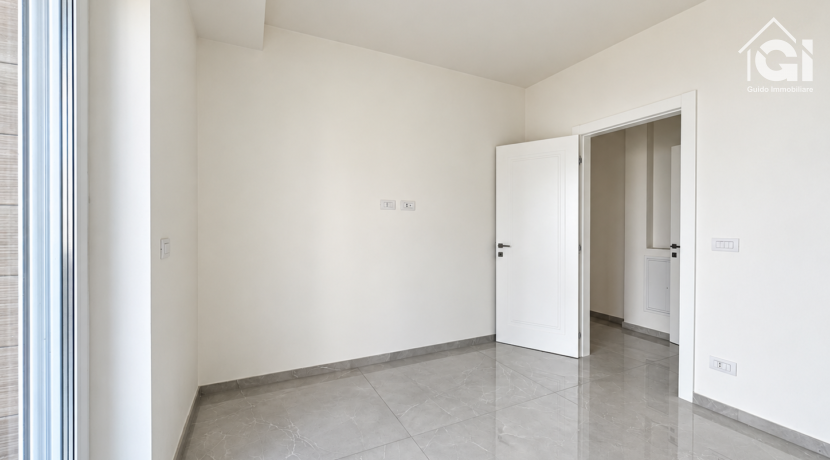 Interno vuoto, luce naturale e marmo