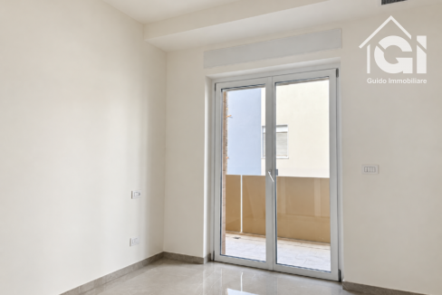 Interno vuoto, marmo lucido e luce naturale