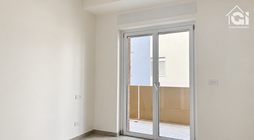 Interno vuoto, marmo lucido e luce naturale