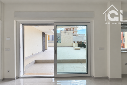 Terrazza ordinata con porta scorrevole