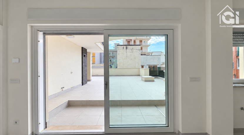 Terrazza ordinata con porta scorrevole
