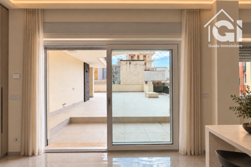 Vetrata sulla terrazza, interni minimalisti