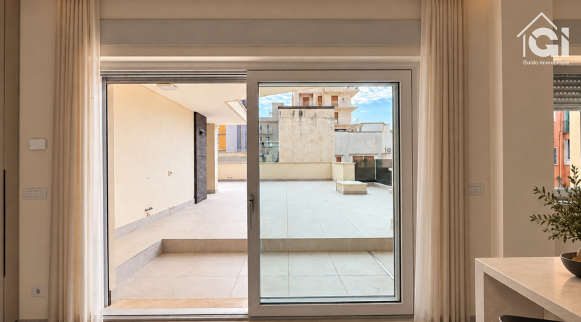 Vetrata sulla terrazza, interni minimalisti